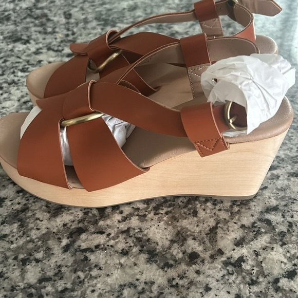 Loft wedge sandals in a size 6 in women. - Picture 4 of 7